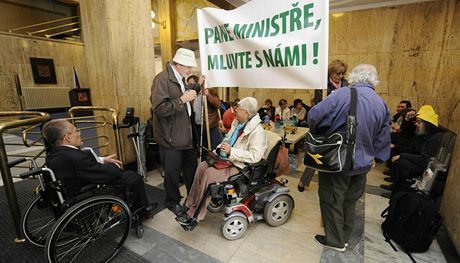 Zástupci Národní rady zdravotn postiených, odbor a svazu pacient pili na