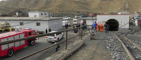 Záchranái ped dolem u mstka Bajanur v ín, kde 23. dubna 2012 po explozi