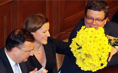 Vicepremiérka Karolína Peake, která opustila VV, dostala v parlamentu od Bárty obí pohební kyt