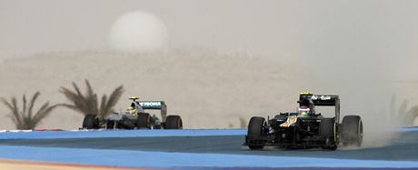 Trénink závod formule 1. v Bahrajnu. Na snímku je v pravo vz Vitalije Petrova