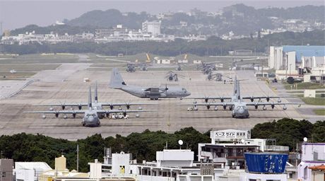 Americké letouny Hercules stojí na základn Futenma na japonském ostrov...