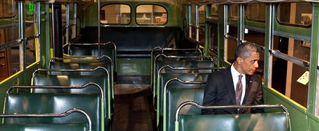 Americký prezident Barack Obama sedí ve slavném autobuse, v nm Rosa Parksová...