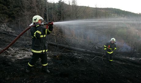 Ohe se kterým hasii u Laánek bojovali celou noc se ráno opt rozhoel. (ilustraní snímek)