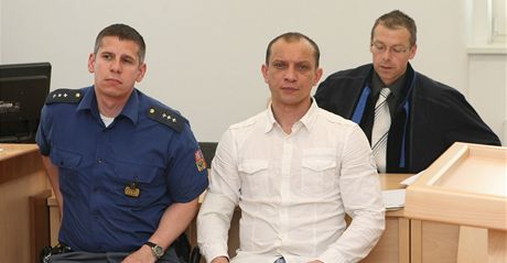 Ladislav Líbal (uprosted) byl za domácí násilí odsouzen na osm let ve vzení.