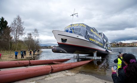 Rozíení lodní dopravy na Lipn díky tetímu plavidlu, parníku Adalbert Stifter, se nelíbilo lidem, kteí chtli manaera lodní spolenosti od tohoto zámru odradit vydíráním.