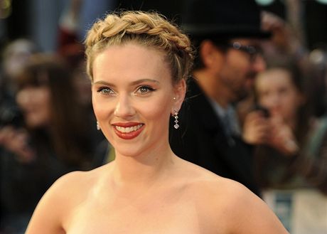 Scarlett Johanssonová pi londýnské premiée filmu The Avengers