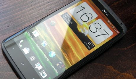 HTC One X nemá odnímatelný kryt.