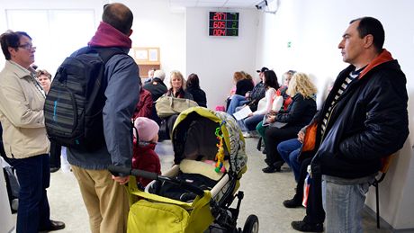 Na jihlavský úad práce, kde se vyizují i rodiovské píspvky, se maminky s koárky velice tko dostávají. Koárek musí táhnout po schodech do druhého patra. Ilustraní snímek