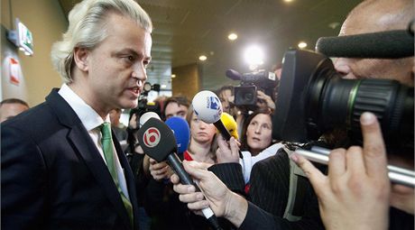 Geert Wilders mluví k novinám poté, co opustil jednání vlády o úsporách (21.