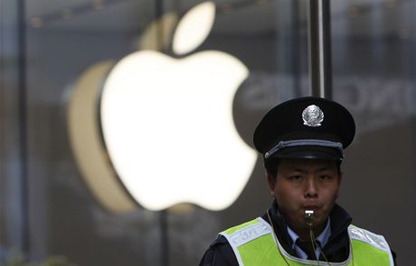Policista stojící ped ínským obchodem Apple