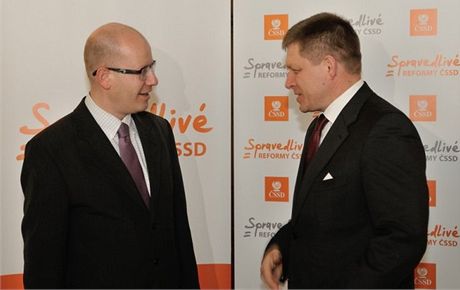 Pedseda SSD Bohuslav Sobotka a slovenský premiér Robert Fico ped novým