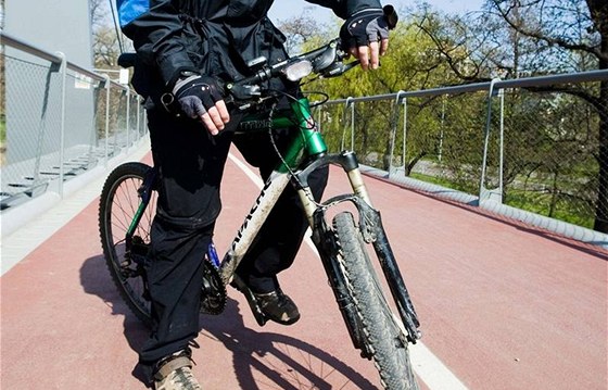 Cyklista ujel od nehody, pi které srazil chodce. Ilustraní foto