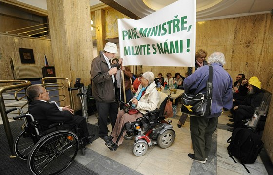 Zástupci Národní rady zdravotn postiených, odbor a svazu pacient pili na