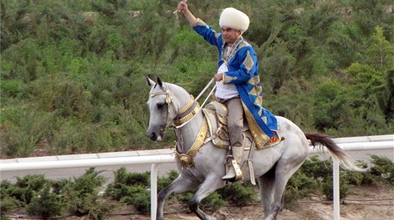 Turkmenský prezident Gurbanguli Berdymuhamedov je vánivý milovník koní.