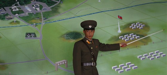 Severokorejský voják ukazuje mapu demilitarizované zóny na hranicích s Jiní...