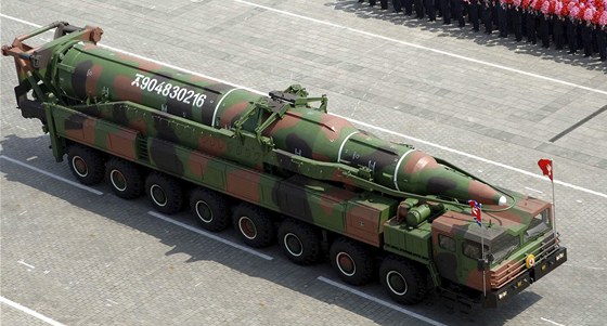 Údajná severokorejská raketa na vojenské pehlídce v Pchjongjangu (15. dubna