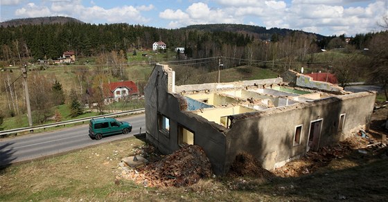 V zatákách nad Kunraticemi u zbývá zboit jen ruinu posledního domu, který