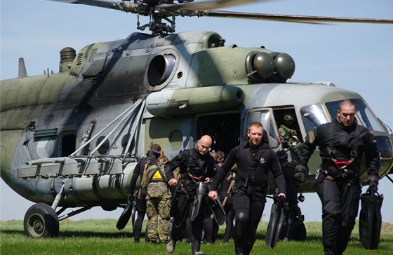 Vojentí potápi se na Daleické pehrad v uplynulých dvou týdnech