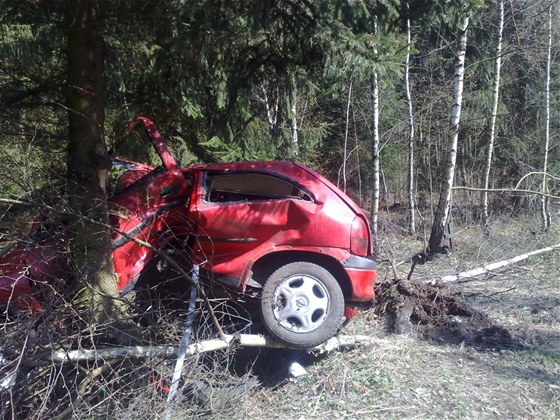 idi vyletl s peugeotem ze silnice. Zdemolovaného auta si vimli a ráno. (Ilustraní snímek)