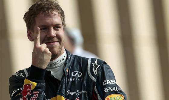 PRVNÍ. Sebastian Vettel se raduje z vítzství v kvalifikaci na Velkou cenu