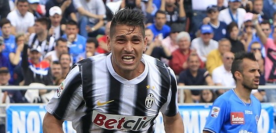 JE TO TAM! Marco Borriello z Juventusu oslavuje gól v zápase s Novarou.