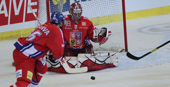 NIC NEPROJDE. Branká eského týmu Jakub Ková zachytal v zápase s Ruskem