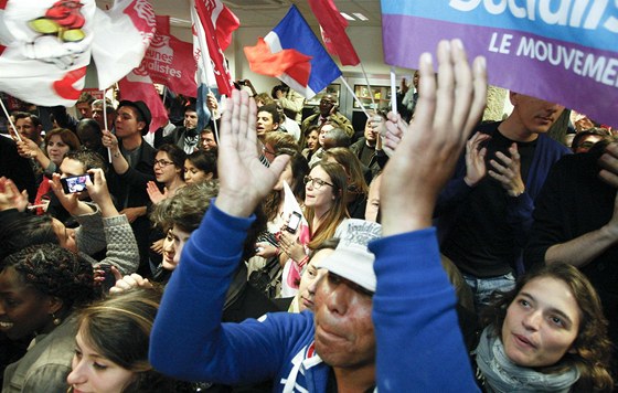 Píznivci Francoise Hollanda slaví prvotní výsledky z prvního kola