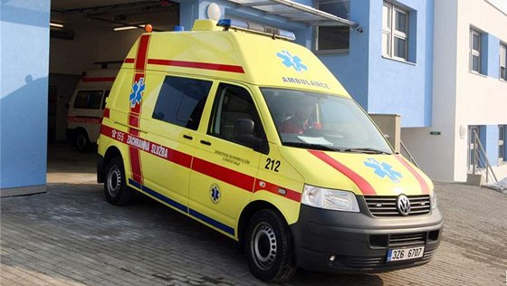 V Kromíi srazilo auto chodkyni, idi ji zavezl ped nemocnici a ujel