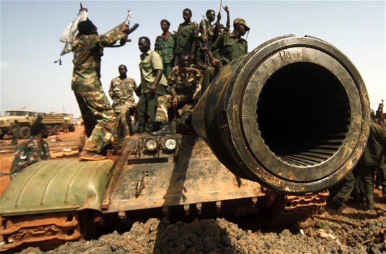 Súdántí vojáci ekají na pílet prezidenta Umar al-Baíra ve mst Heglig.
