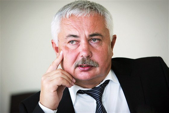 Vlivný politik jihoeské ODS Pavel Dlouhý odmítl, e za desítkami milion na útech jeho manelky stojí korupce.