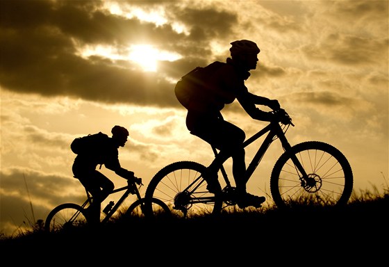 Poslední cyklistzé asto dojídjí do cíle a za tmy.