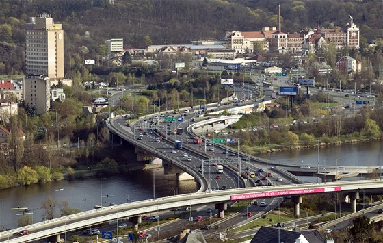 Barrandovský most (na ilustraním snímku) je pro MHD problematický kvli zácpám, na novém most by auta pekáet nemla.