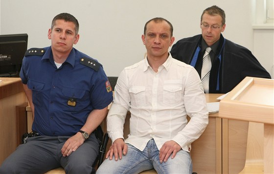 Ladislav Líbal (uprosted) byl za domácí násilí odsouzen na osm let ve vzení.