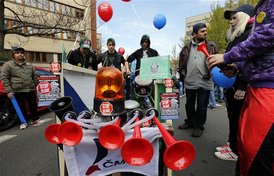 Vuvuzely, houkaky, plakáty, balonky... Úastníci odboráské demonstrace v