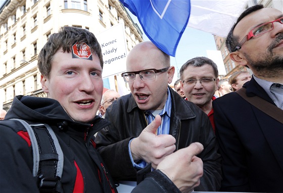 Bohuslav Sobotka (SSD) debatuje s mladíkem bhem odboráské demonstrace Stop