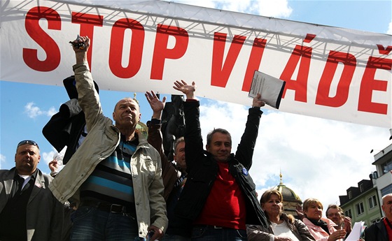 Odborátí pedáci na pódiu bhem demonstrace Stop vlád na Václavském námstí