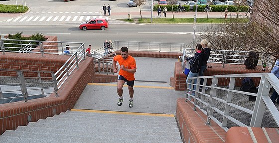 Studenti v Hradci pekonali pi majálesovém bhu do schod pes devt tisíc