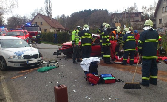 Hasii zasahují u nehody nedaleko Lomnice nad Popelkou. (22. dubna 2012)