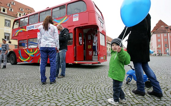 Londýnský doubledecker ped palíkem na chebském námstí Krále Jiího z