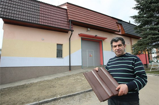 Pvodem arménský podnikatel Mezhlumyan Aramayis prorazil do svta se stení takou z PET lahví. Te jí navíc dá nový rozmr. Jeho taka bude zárove slouit i jakou fotovoltaický panel.