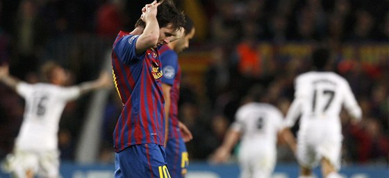 ZMAR A RADOST Lionel Messi z Barcelony v roli poraeného, v pozadí se radují...
