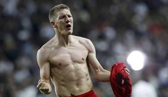 STELEC ROZHODUJÍCÍHO GÓLU. Bastian Schweinsteiger z Bayernu Mnichov uzavel...