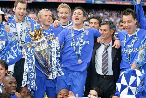 DOKONALÁ PARTA. Trenér José Mourinho slaví se svými svenci z Chelsea ligový