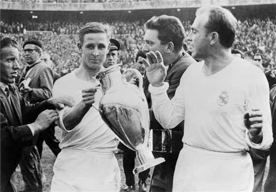 MADRIDTÍ HRDINOVÉ. Fotbalisté Realu Madrid byli prvním týmem, který hrál