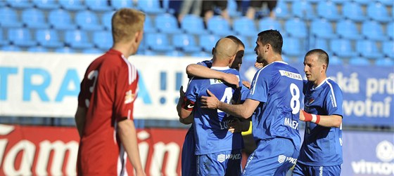 RADOST A SMUTEK. Zatímco fotbalisté Baníku Ostrava se radují z gólu, ikovský