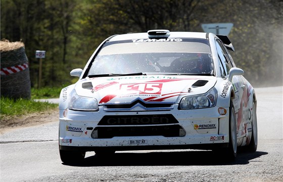 VÍTZNÁ POSÁDKA. Auto ízené Tomáem Kostkou vyhrálo Rallye Luické hory.