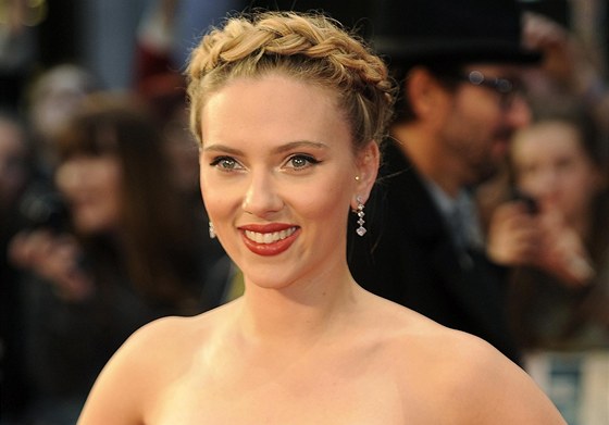 Scarlett Johanssonová pi londýnské premiée filmu The Avengers