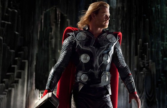 Blonatý Thor je mezi superhrdiny jediným bohem.