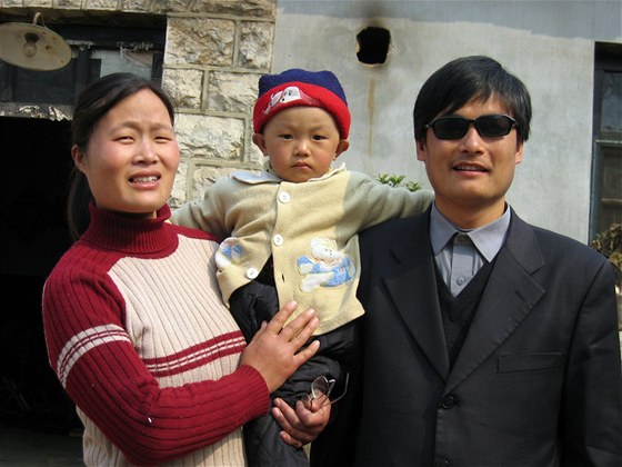 Zmizení chen Kuang-chenga vyvolalo odvetnou akci ínské policie. Na snímku chen s rodinou v roce 2005