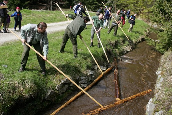 Jako kdysi. Takhle se plavilo devo kdysi v Jeleních Vrích. Podobnou ukázku tam uvidí lidé i v kvtnu. A za nkolik msíc budou lákat na plavení na nov opravený úsek k Zadní Zvonkové.